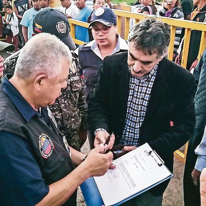 Expulsado. Oficiales de Migración de Colombia registran la salida del país del venezolano Carlos Manuel Pino. Foto: SCHNEYDER MENDOZA. AFP