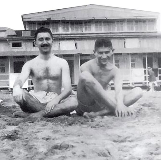 Franz Kafka junto a su amigo y albacea Max Brod, en el balneario de Travemünde, en 1914. Foto: Tomada de "Franz Kafka; cuadros de una vida", Klaus Wagnebach, 1984