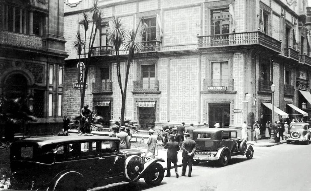 Diferentes personas pueden visitar la Casa de los Azulejos y llevarse una experiencia diferente, pues uno quizá compre un libro y otros quizá desayunan o se toman algo en el bar. Comparten espacio, pero ninguna actividad excluye a las demás.
