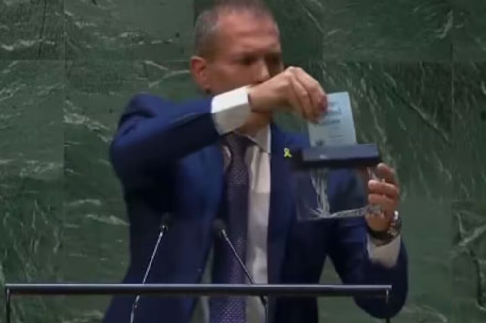 El embajador de Israel ante la ONU, Gilad Erdan, tritura la Carta fundacional de la organización, previo a la votación sobre Palestina. FOTO: CAPTURA
