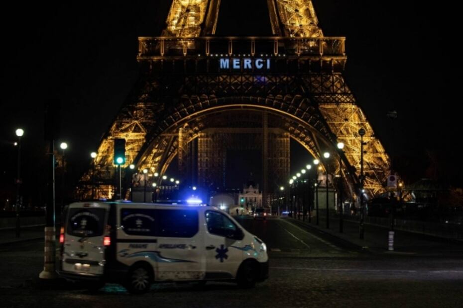 Torre Eiffel dice “Merci” a trabajadores de salud