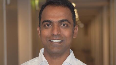 El "mejor maestro del mundo" de 2020 que donó la mitad de su premio a los otros finalistas