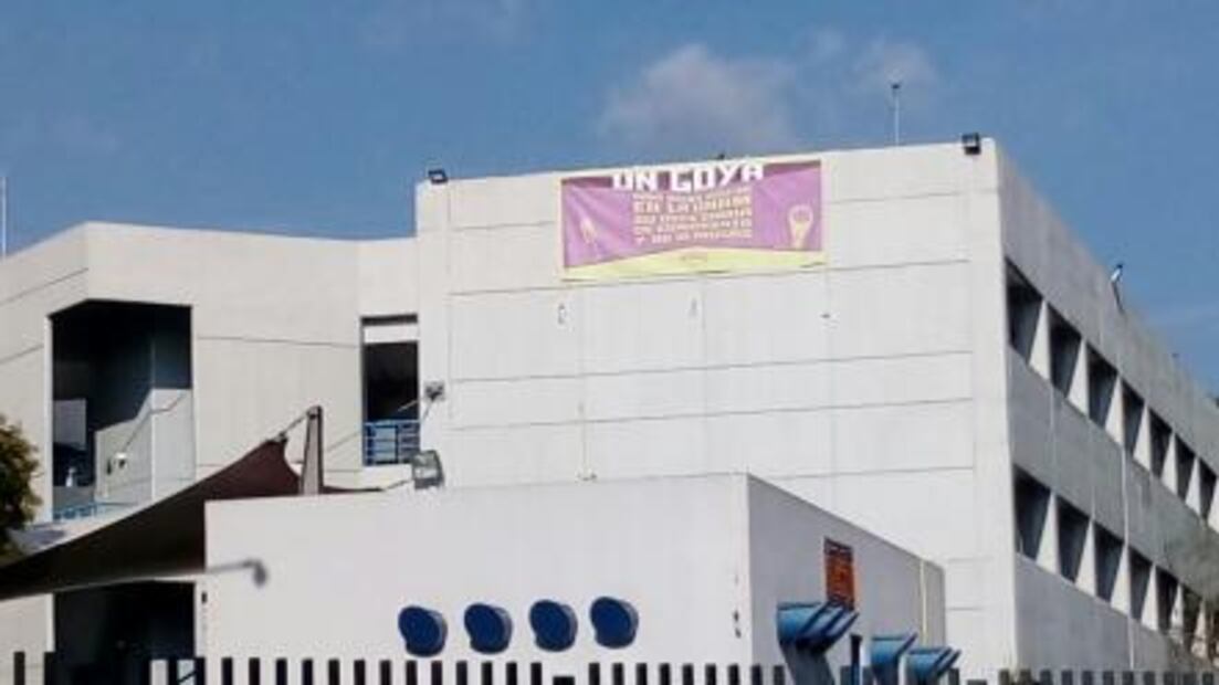 Entre vallas metálicas, vuelven alumnos de la UNAM a clases 