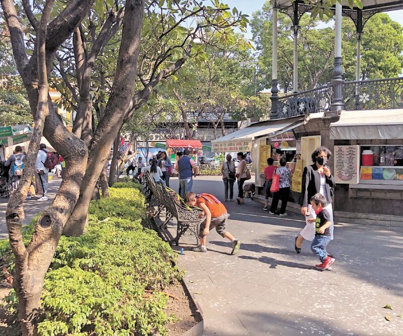 Para que la gente no se reuniera en parques, autoridades colocaron cintas amarillas en las bancas, medida que poco sirvió, pues los ciudadanos platican de pie, no guardan distancia y usan mal el cubrebocas. Foto: JUSTINO MIRANDA. EL UNIVERSAL