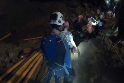 Termina rescate de 13 personas atrapadas en cueva de Tailandia; todos a salvo
