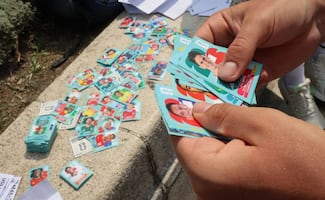 "¿Tienes a Messi?", marca la fiebre del álbum Panini; coleccionistas intercambian estampas en Bellas Artes
