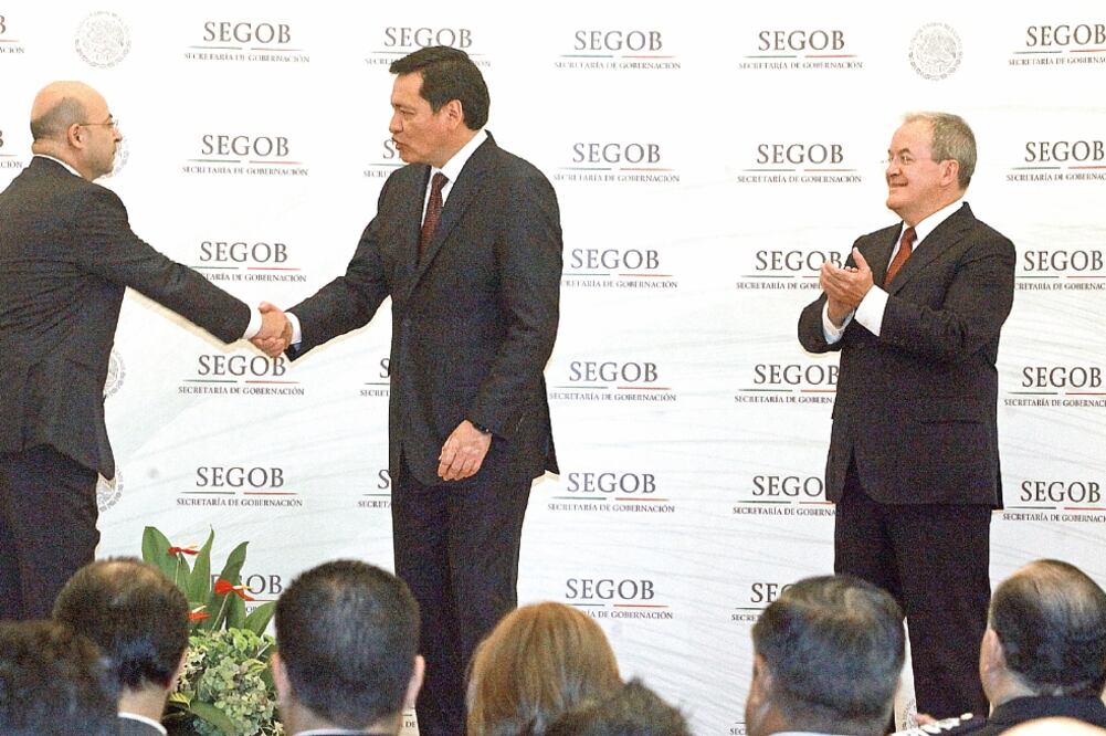 El titular de la Segob, Miguel Ángel Osorio Chong (centro), presenta a Renato Sales Heredia como nuevo comisionado Nacional de Seguridad, cargo que ocupaba anteriormente Monte Alejandro Rubido (derecha) (ADRIÁN HERNÁNDEZ. EL UNIVERSAL)