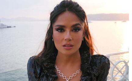Desde el medio del mar, Salma Hayek presume el vestido playero más favorecedor del verano