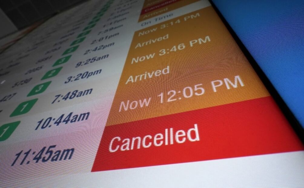 ¿Cómo funciona el sistema averiado que causó caos en los vuelos de EU?