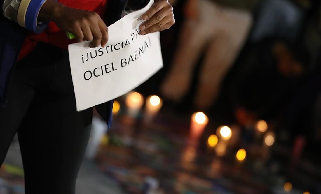 Una multitud se reunió en la Estela de Luz para homenajear a Jesús Baena. Foto: Berenice Fregoso / EL UNIVERSAL