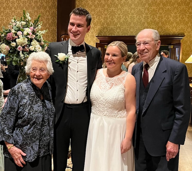 El senador Chuck Grassley con empleados que se conocieron en su oficina y se casaron. Foto: tomada de X