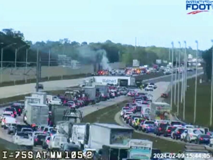 Los agentes de la Patrulla de Caminos de Florida, en la escena de un pequeño avión que aterrizó en la Interestatal 75 en dirección sur en Naples, Florida. Foto: AP