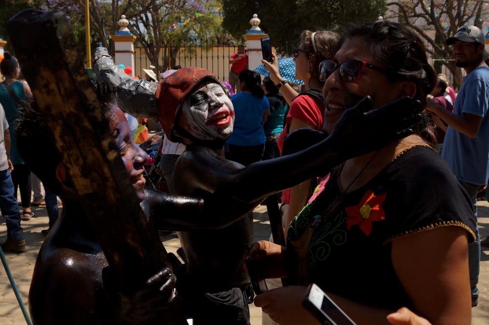 Hombres y niños pintados por todo el cuerpo con aceite negro o pintura acrílica, diablos y brujas, con cencerros en la cintura acompañados de una banda de música recorrieron las polvorientas calles de Tilcajete; además, una boda entre dos varones. 