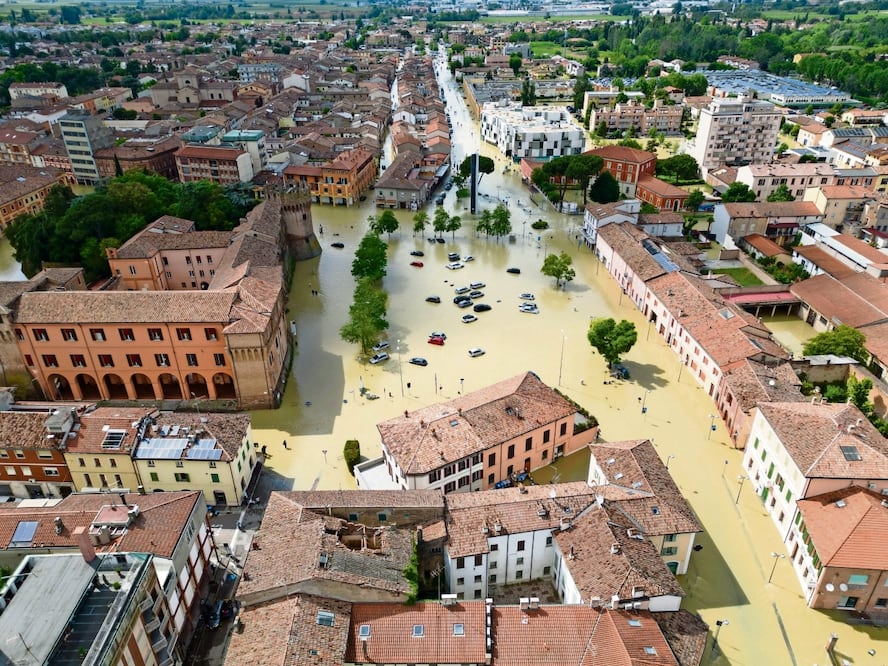 Automóviles y edificios parcialmente sumergidos en una zona inundada tras el desbordamiento de un río, en el centro de Lugo, cerca de Ravenna, Italia. Foto: Emanuele Valeri / EFE