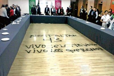 Padres de los 43 piden a PGR resultados para agosto