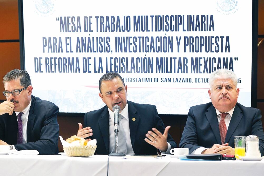 El diputado Carlos Sarabia (izq.) instaló las Mesas de Trabajo multidisciplinarias para analizar una posible reforma a dicha ley (ESPECIAL)