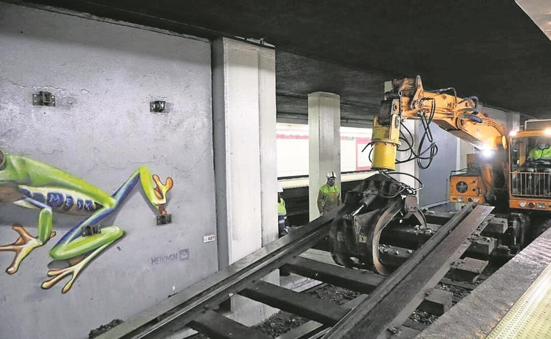 La maquinaria pesada ingresó por Salto del Agua; la remodelación del primer tramo de la línea durará ocho meses. 
