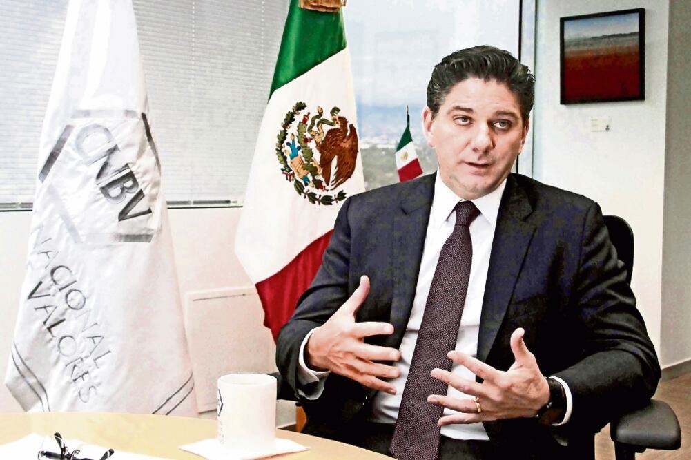 Jaime González Aguadé, presidente de la CNBV, dijo que también se revisa la intención de InvestaBank de adquirir la operación en México de Deutsche Bank. (ARCHIVO EL UNIVERSAL)
