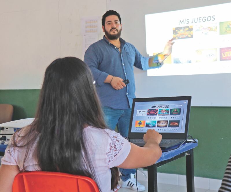El Centro de Educación Media Superior a Distancia Santa Teresa cuenta con un aula digital para que los jóvenes refuercen sus conocimientos.