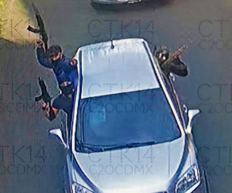 En redes sociales denunciaron la presencia de gente armada que viajaba en dos autos. Foto: Especial