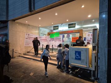 Plaza Izazaga 89: a casi una semana, comerciantes continúan retirando su mercancía; lo hacen de manera ordenada