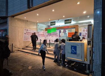 Plaza Izazaga 89: a casi una semana, comerciantes continúan retirando su mercancía; lo hacen de manera ordenada