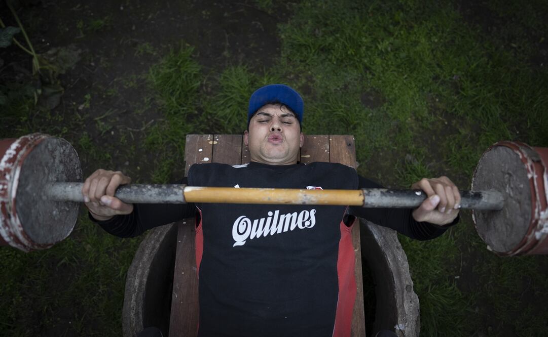 Imagen ilustrativa. El boxeador argentino Yamil Peralta creó unas pesas con cemento y baldes de pintura ante el confinamiento. Foto: Xinhua/Martín Zabala, archivo