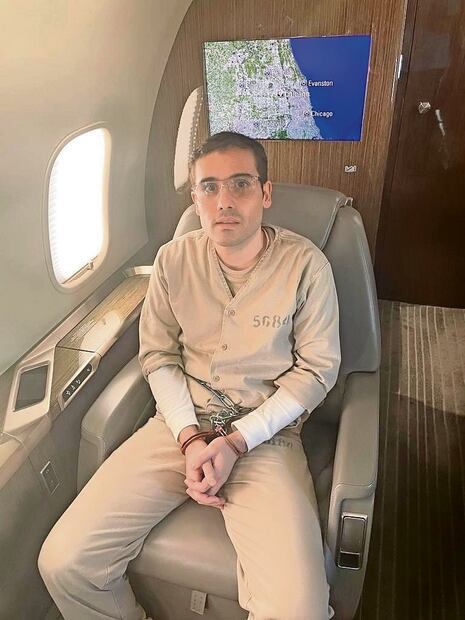 El exagente de la DEA, Derek Maltz Sr, difundió ayer temprano la primera imagen de la extradición de Ovidio Guzmán hacia Estados Unidos. Fotos: Especial