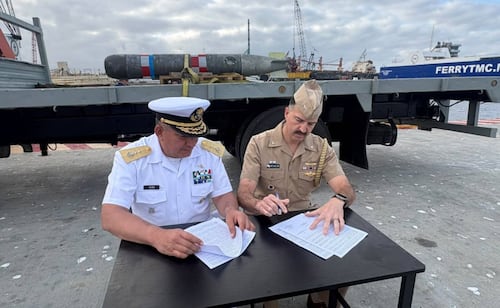 Marina entrega a EU torpedo de prácticas localizado en aguas del Pacífico; artefacto se extravió durante entrenamiento