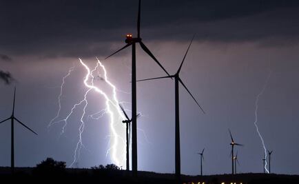 Impacto de rayo asusta a dos jóvenes