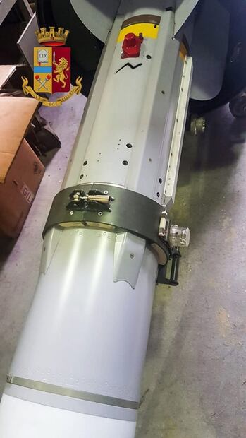 Arrestan a tres hombres en Italia tras hallar un misil y artículos con símbolos nazis