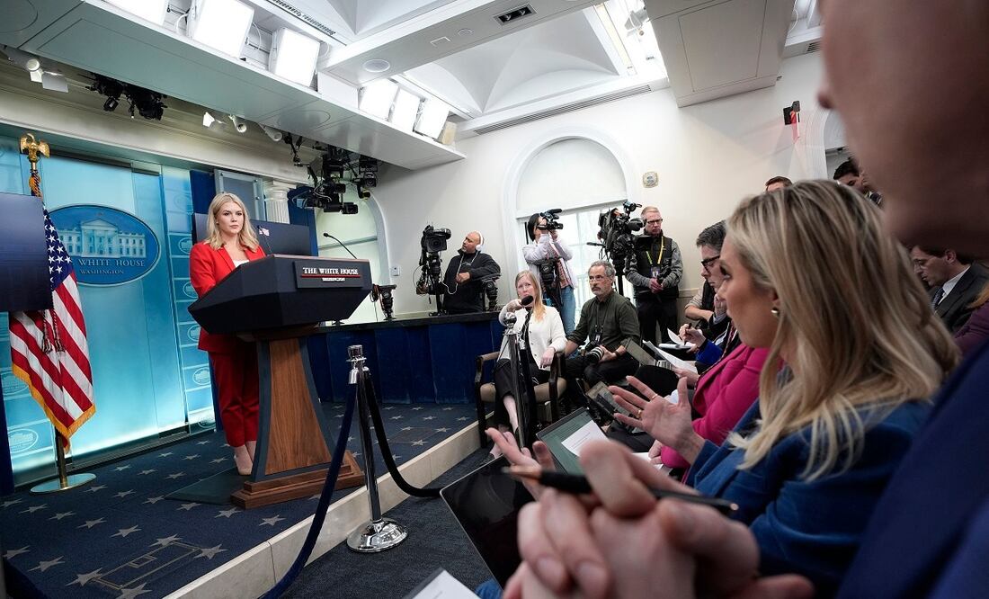 La portavoz de la Casa Blanca, Karoline Leavitt, en conferencia de prensa, este 25 de febrero de 2025. FOTO: EFE