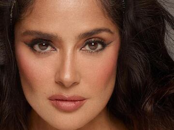 Salma Hayek posa con impactante vestido rojo en portada de revista