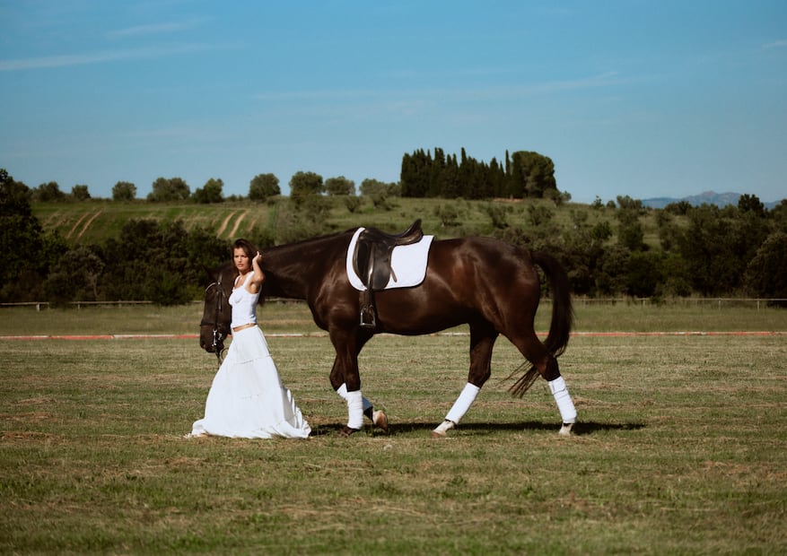 El color blanco es el protagonista de la colección. Foto: Cortesía Stradivarius