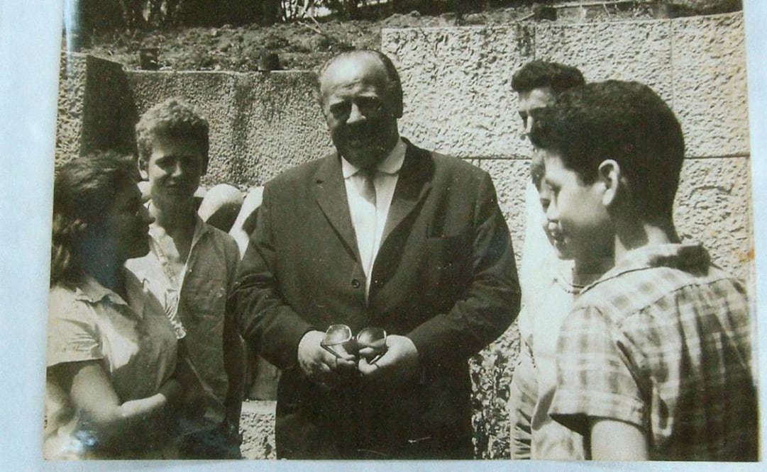 Fotografía donde aparece el empresario Oskar Schindler (c), quien elaboró una lista con nombres de los judíos que luego contrató en sus fábricas para salvarlos de los nazis. FOTO: Archivo/EFE.