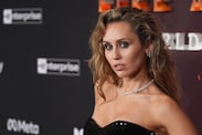 Miley Cyrus arrasa en alfombra roja con lujoso vestido strapless en medio de rumores de compromiso. Foto: AP