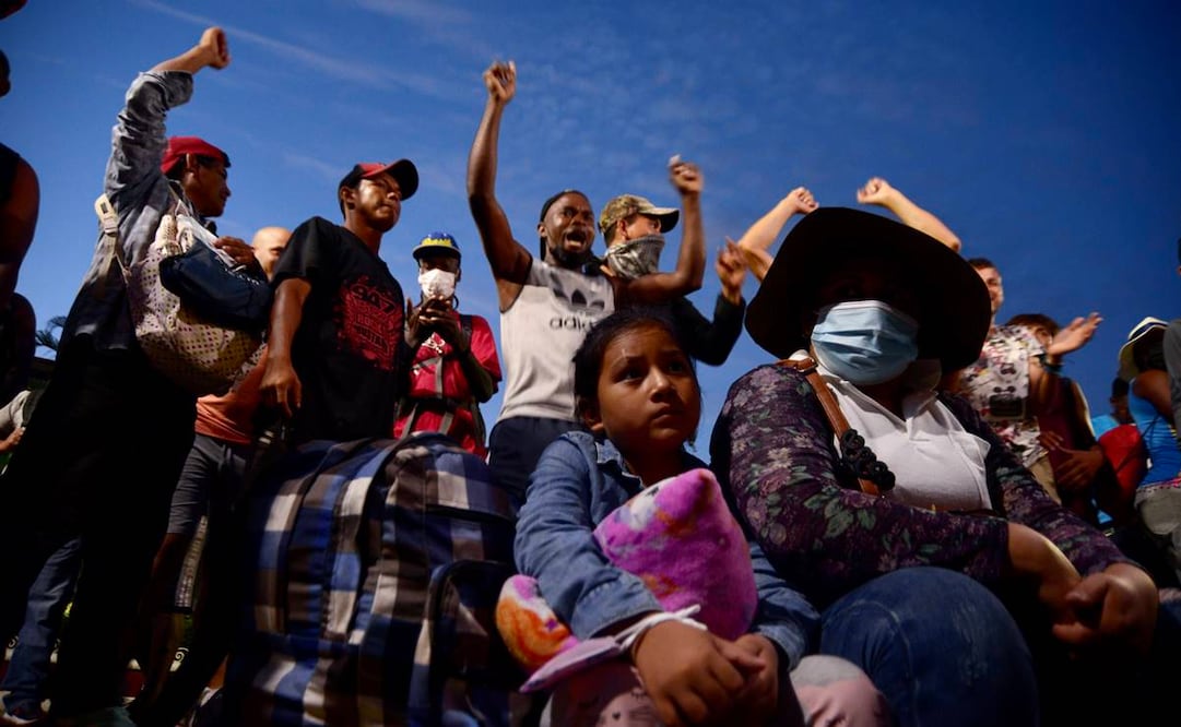 A pesar de que en la semana fueron disueltas tres caravanas por agentes del Instituto Nacional de Migración y de la Guardia Nacional, ayer tomó camino un cuarto contingente, con alrededor de 800 migrantes. Foto: Jacob García/ EL UNIVERSAL.