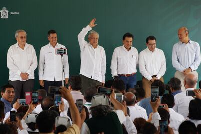 Con votación a mano alzada, AMLO pide no pelear por diferencias políticas