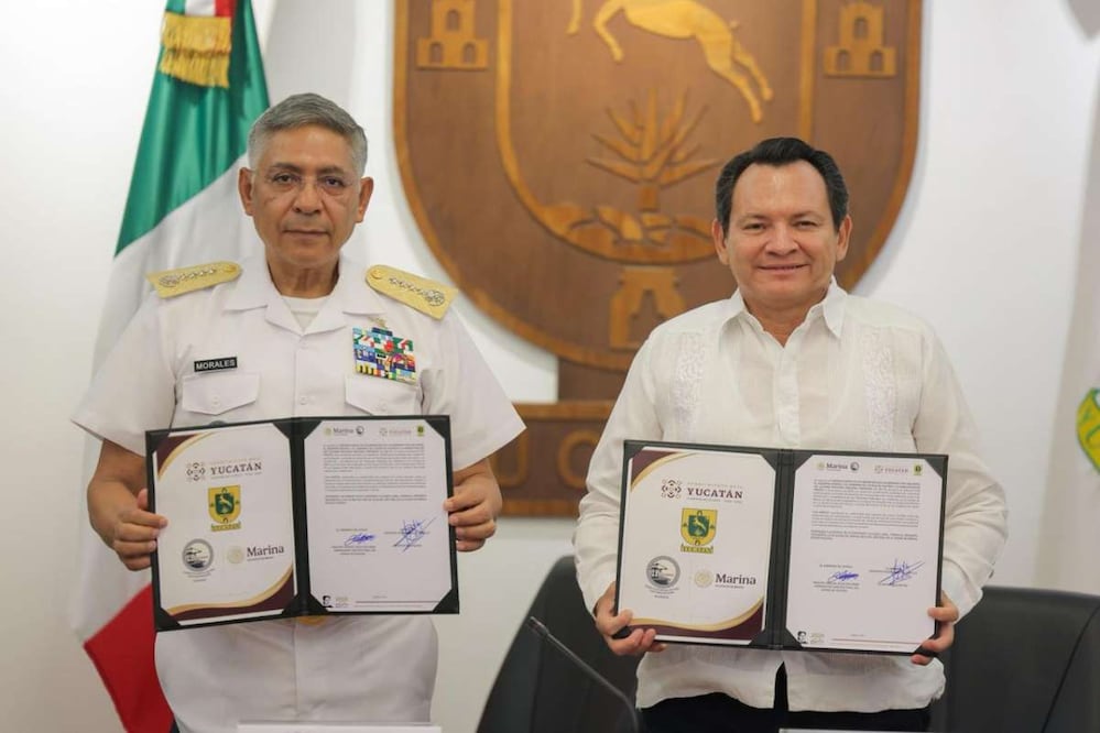 El gobernador de Yucatán, Joaquín Díaz Mena y el secretario de Marina, Almirante Raymundo Pedro Morales Ángeles, encabezaron la firma de ratificación del convenio para la tercera etapa de la ampliación y modernización del Puerto de Progreso. Foto: Especial