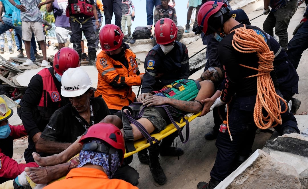 Rescatistas trasladan a un hombre luego de ser localizado con vida entre los escombros en Catia La Mar (26/06/2026). Foto: AP