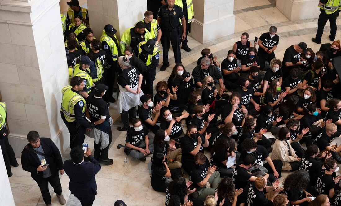 Miembros de la comunidad judía estadounidense protestan, dentro del edificio Cannon, en el Capitolio, en Washington, contra la operación militar israelí en Gaza. Foto: AFP