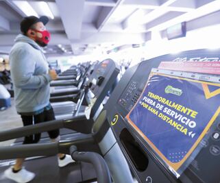 Con poco aforo, reabren gimnasios y salas de cine 