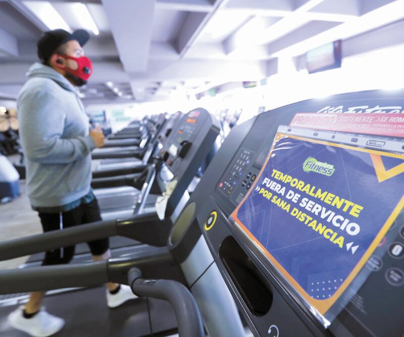 En un recorrido realizado por EL UNIVERSAL se pudo observar que los gimnasios colocaron señalizaciones para que los usuarios mantengan la sana distancia, además de que aún no se registra un alto índice de asistencia. FOTOS: JORGE ALVARADO. EL UNIVERSAL