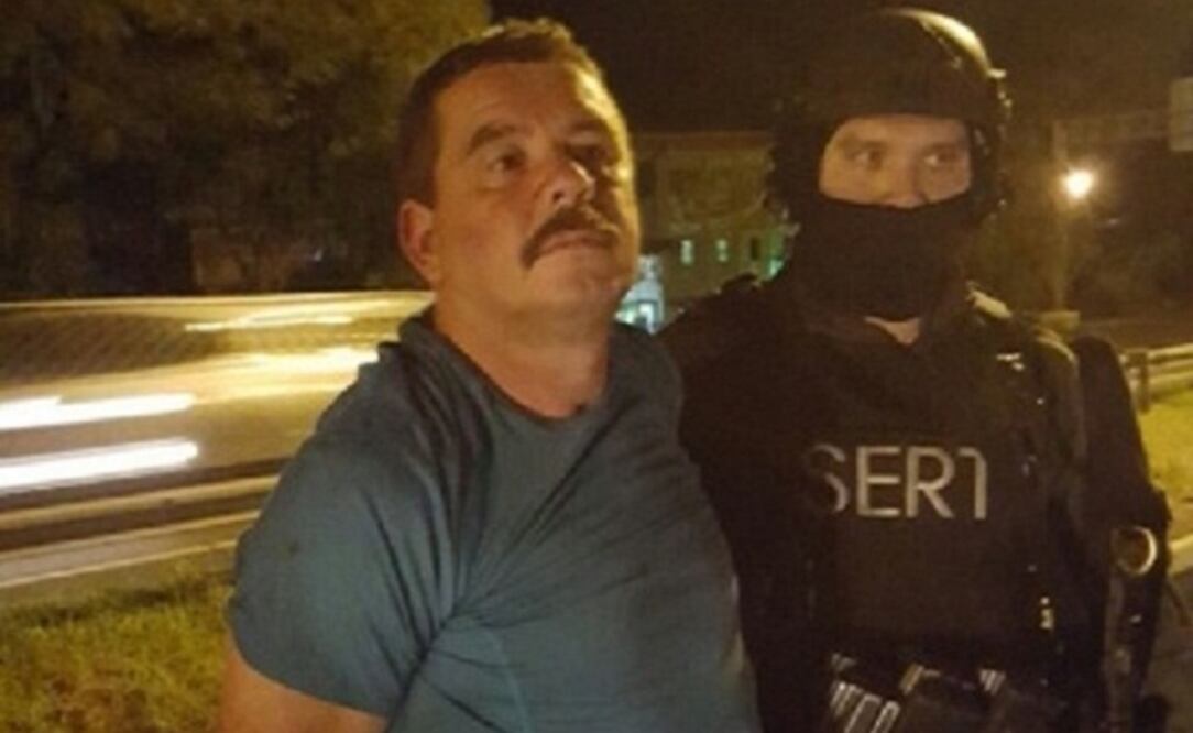 Un oficial de Costa Rica custodia al ex policía costarricense José Fabio Pizarro Espinoza, paramilitar de ese país detenido el 21 de junio de 2017 por contrabando de drogas. Cortesía del periódico La Nación, de Costa Rica