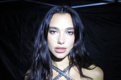 Dua Lipa deja al descubierto su ropa interior bordada