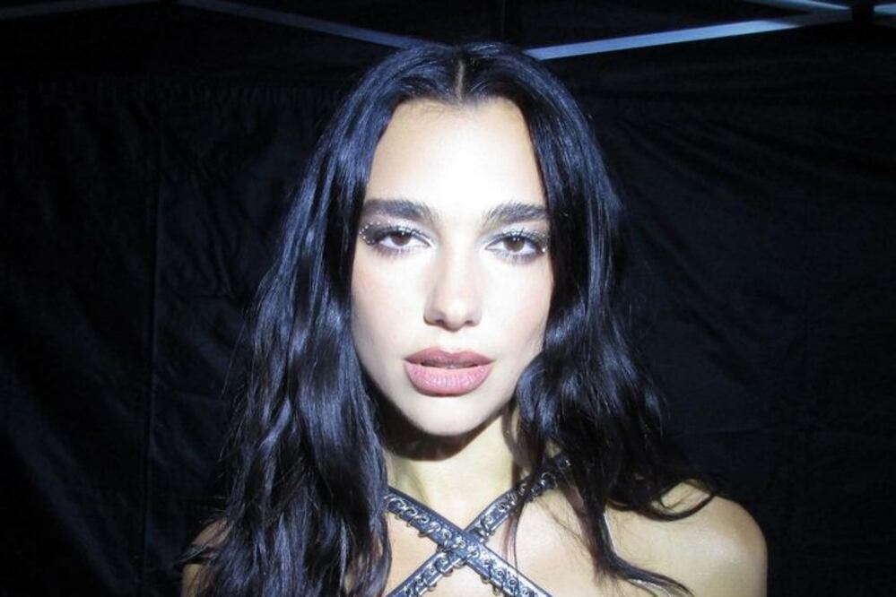 Dua Lipa se tomó unos días de descanso y en un look desenfadado dejó a la vista su ropa interior. Foto: Instagram @dualipa