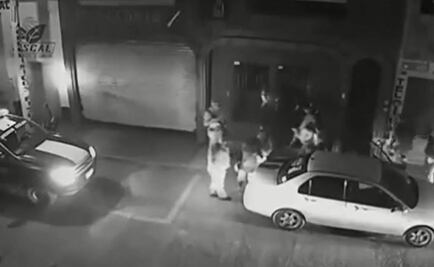 Captan a policías pateando y golpeando a hombre