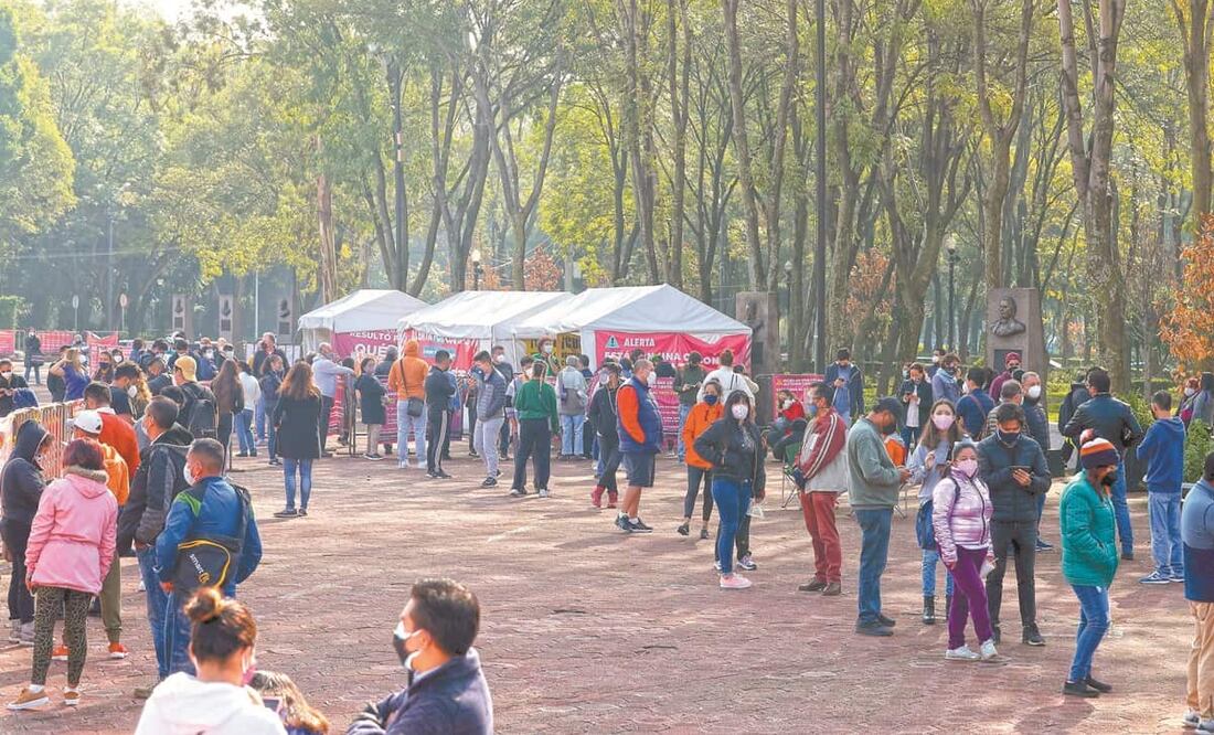 En las últimas semanas se ha registrado un incremento de solicitud de pruebas en los quioscos de la Ciudad de México, por lo que se han generado largas filas. Foto: ARCHIVO EL UNIVERSAL