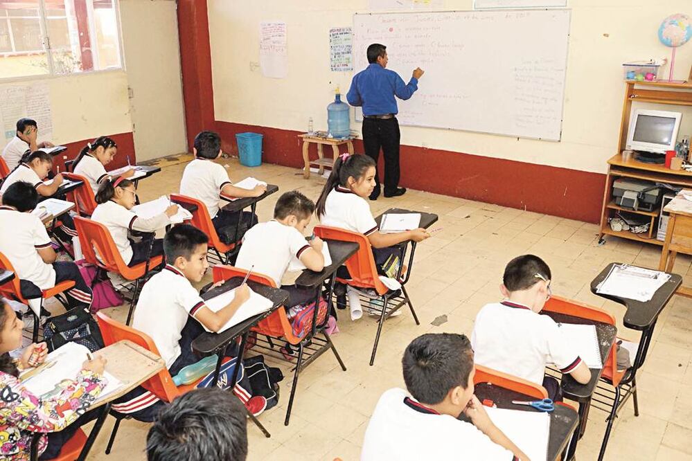 Después de 13 días hábiles de paro, maestros disidentes reanudaron ayer clases en el estado de Oaxaca para concluir con el presente ciclo escolar. Foto Edwin Hernández