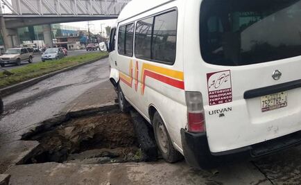 Cae combi en socavón en Tultitlán; hay 4 heridos